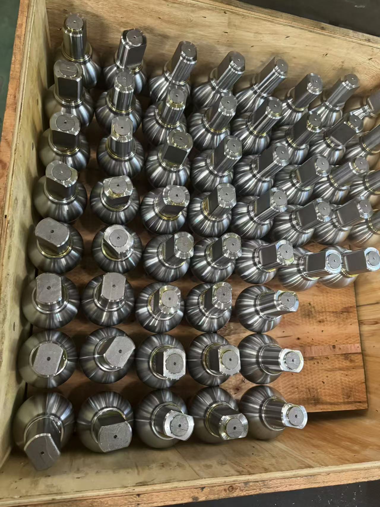 Kuo naudojama kalimo preso šildymo įranga, skirta kalti vamzdžių vamzdžių kaltinius?